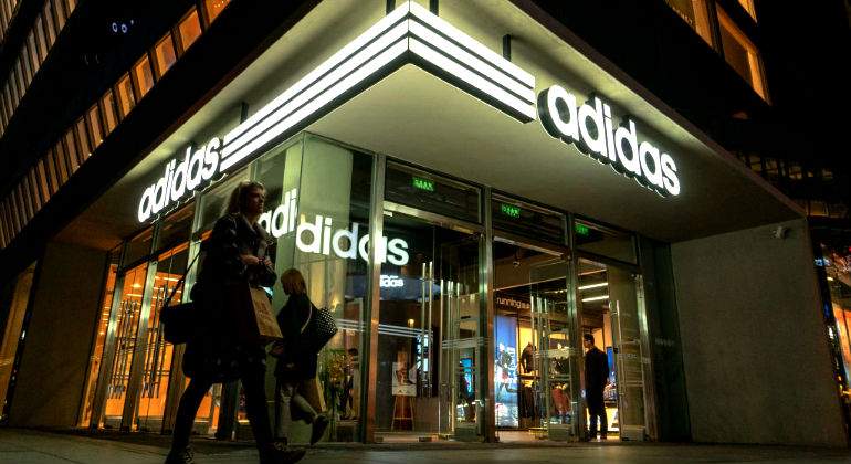 Adidas comenzará a cerrar tiendas para potenciar su plataforma de comercio online