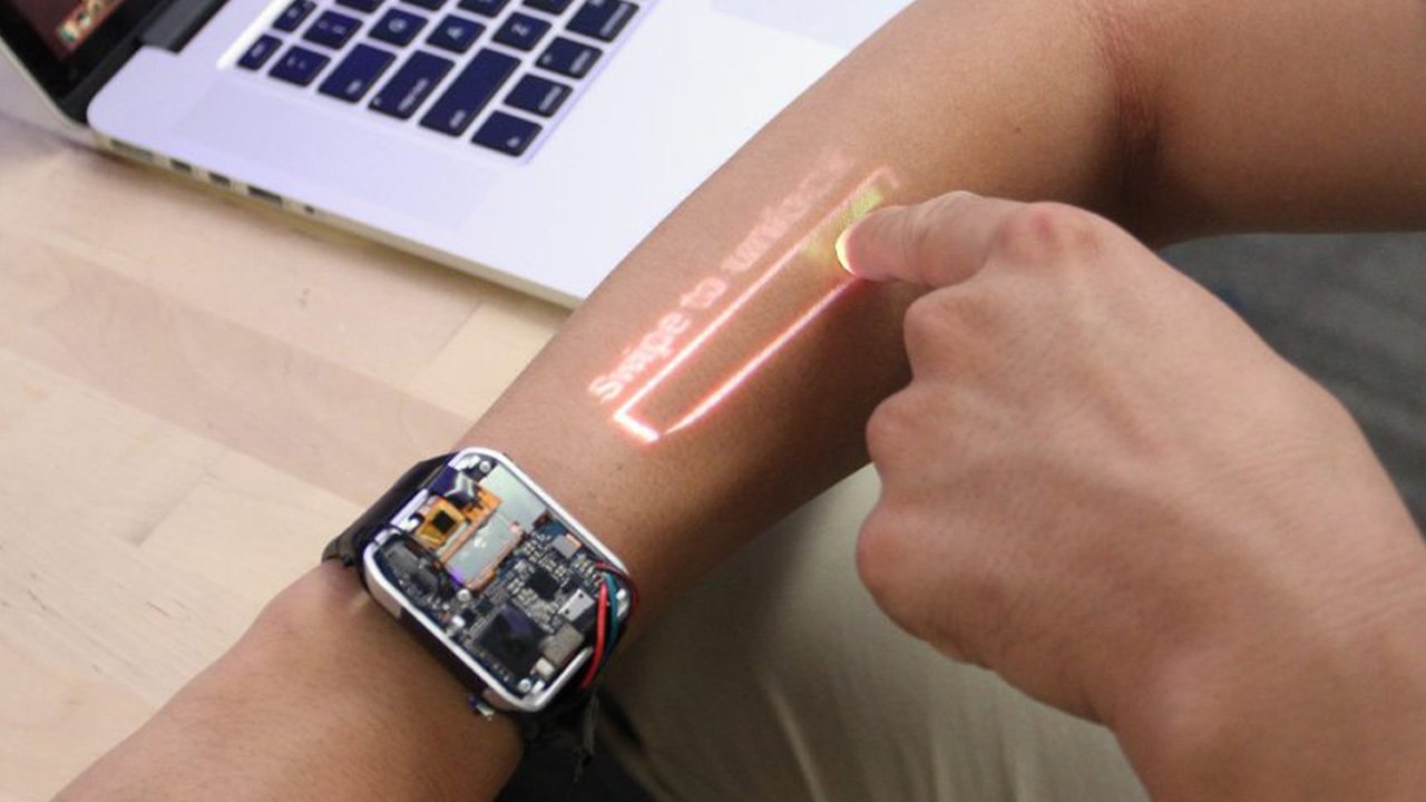 Lumiwatch es el primer reloj capaz de proyectar una pantalla táctil en tu brazo