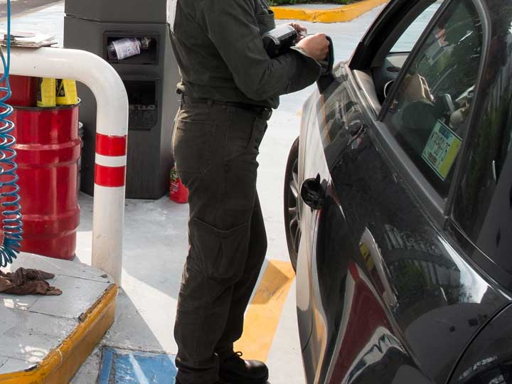 Gasolina no baja pese a ‘estímulos’; crudo y dólar impactan precio