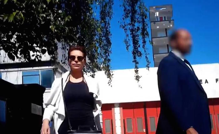 Reportero de Televisa encara a Karime en Londres. Ella huye… y olvida al hijo afuera del edificio