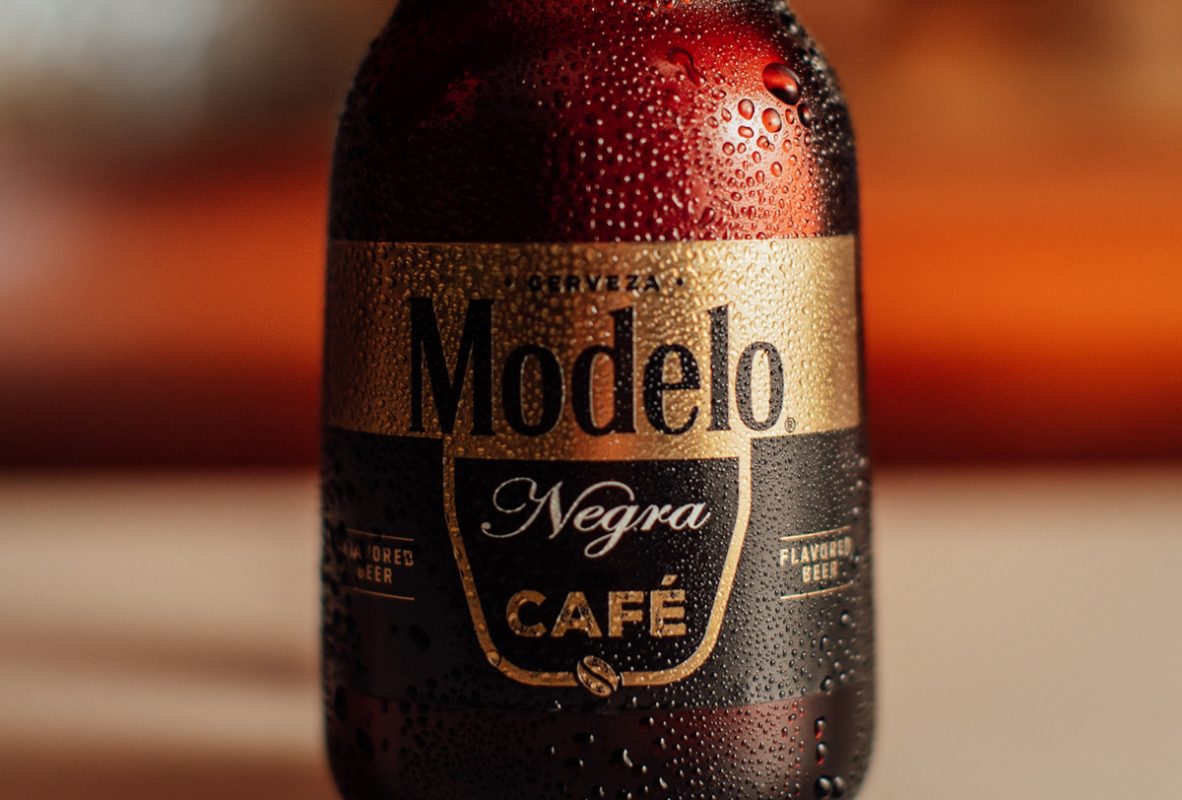 Modelo lanza una cerveza de café para seguir los juegos del Mundial