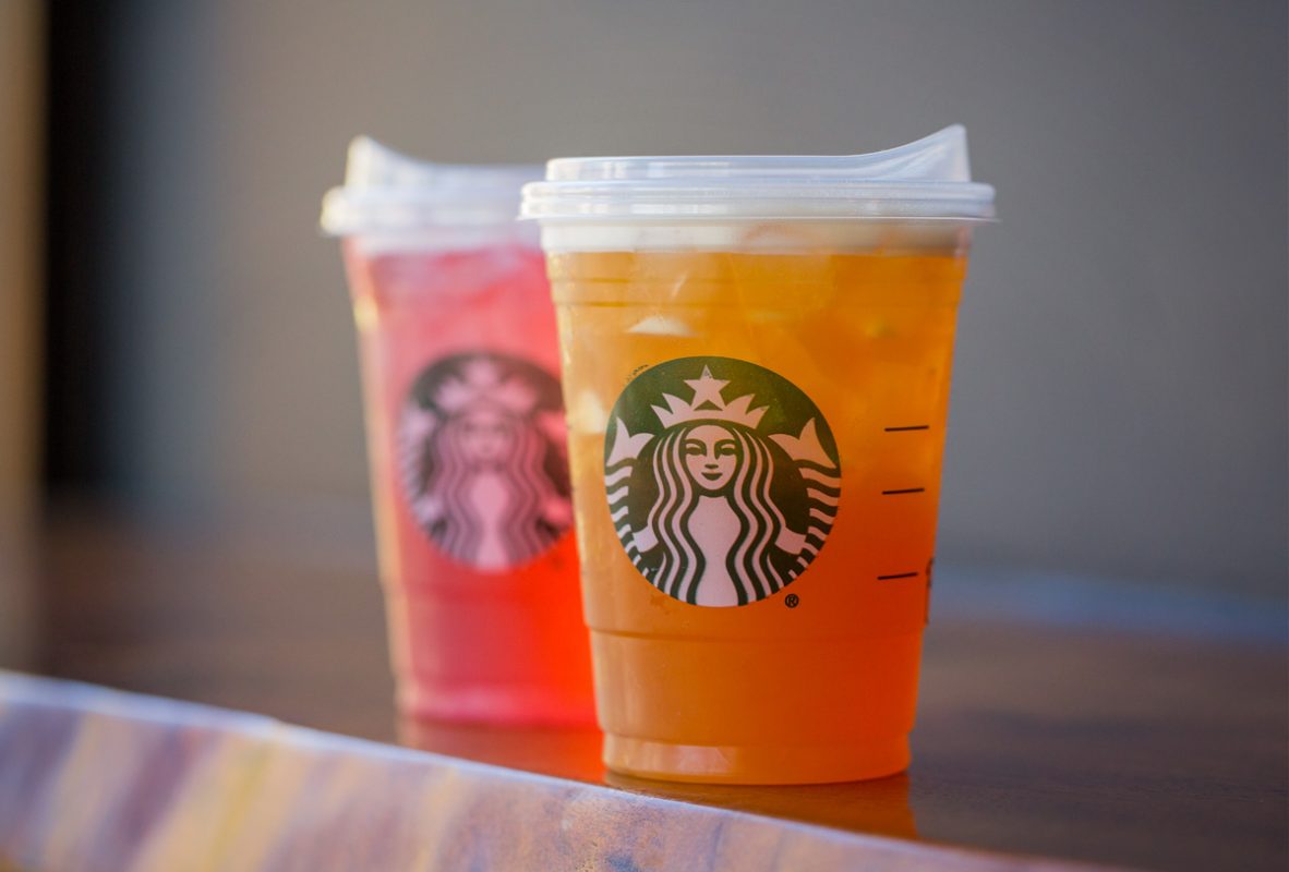Starbucks elimina el uso de popotes de plástico y lanza nuevos vasos