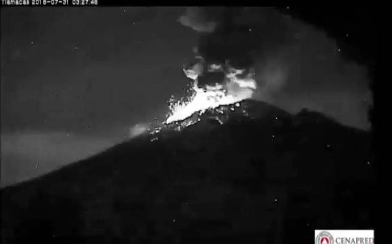 Volcán Popocatépetl amanece activo, lanza material incandescente y ceniza