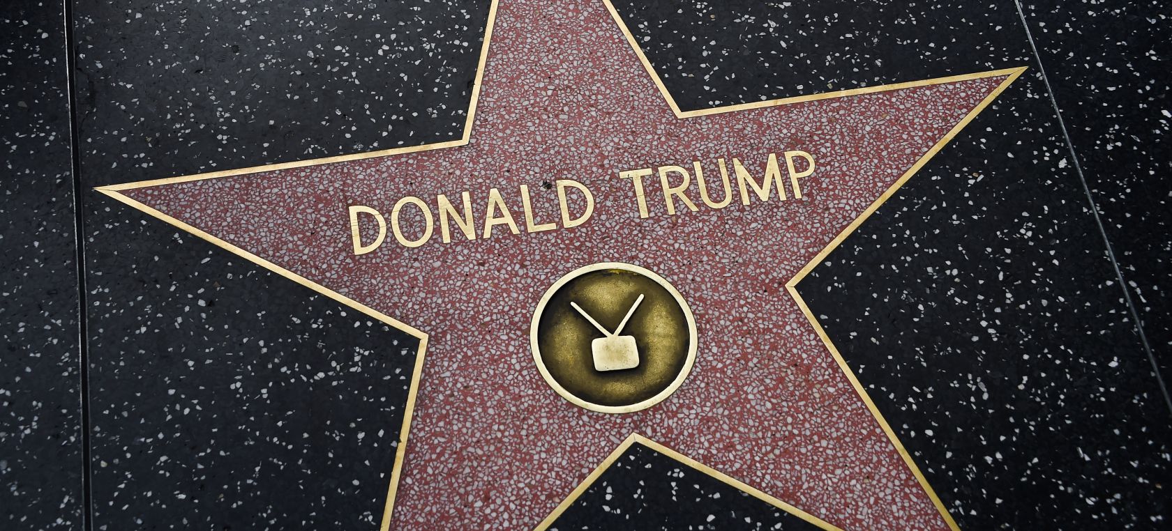 Legisladores luchan por quitar para siempre la estrella de Hollywood de Trump