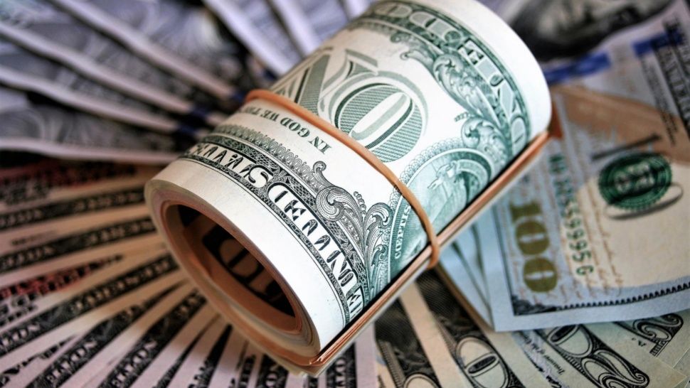 Abre el dólar la semana en menos de $19 en el AICM