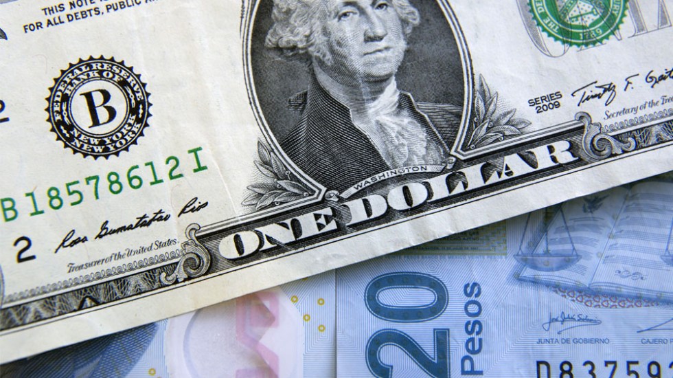 El dólar cae a 20.50 pesos en bancos