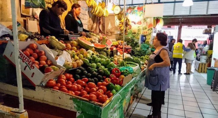 Inflación en México acelera a 5%; el tomate verde es 133.9% más caro que el año pasado