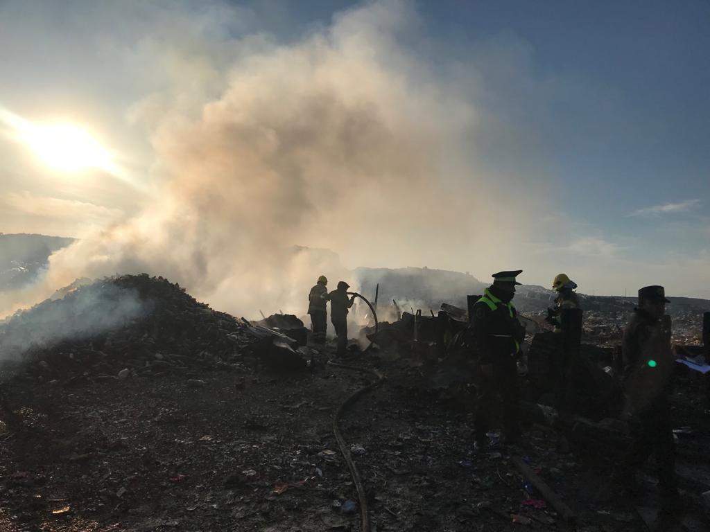Incendio consume casas de cartón en el Bordo de Xochiaca; hay al menos dos muertos