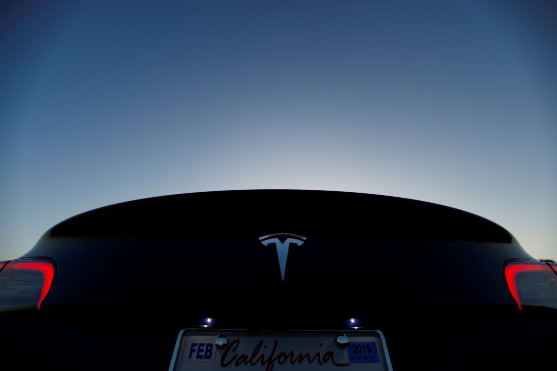 Tesla aumenta la oferta de sus acciones; Elon Musk comprará más títulos