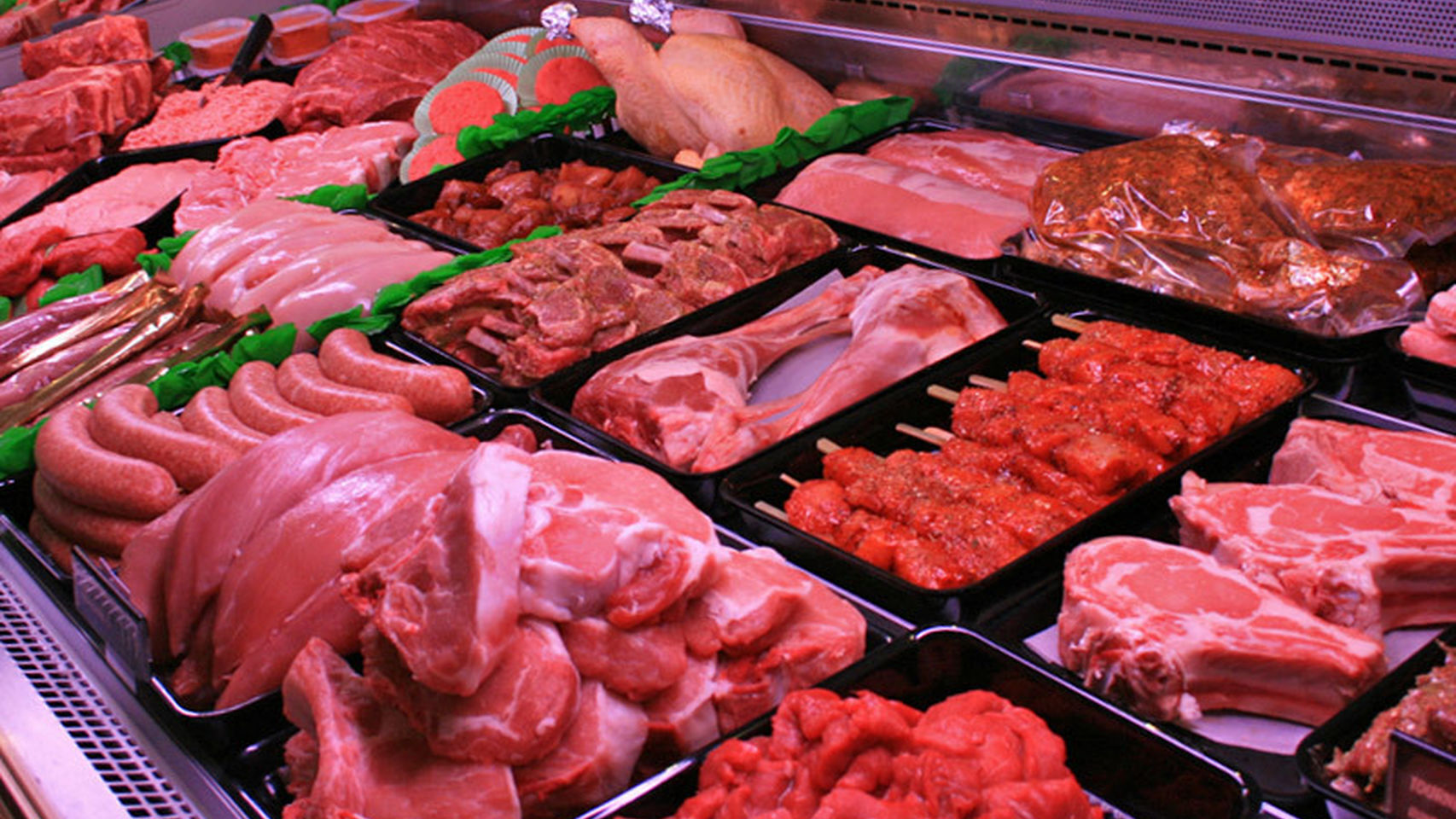 Comer carne roja y carnes procesadas acortaría la vida, según estudio
