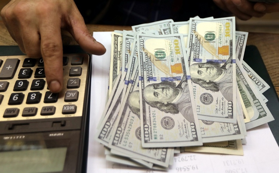 Dólar inicia semana con ligera ganancia, en 19.82 pesos a la venta