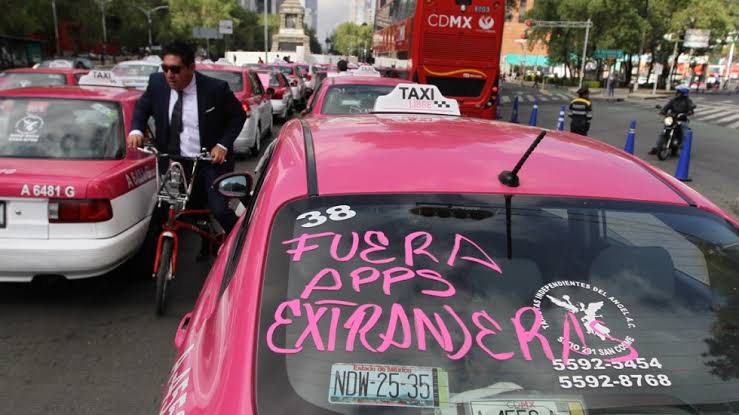 Taxistas acusan «teléfono descompuesto» en diálogo con Sheinbaum