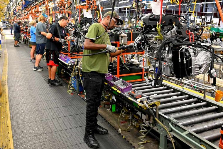 Sector manufacturero de EU repunta tras cinco meses a la baja