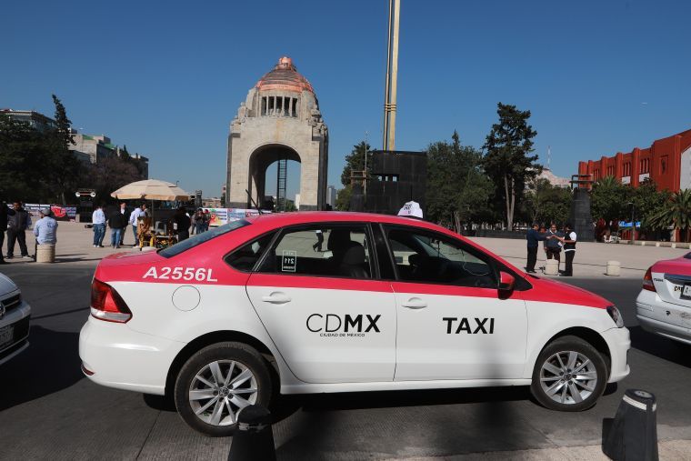 Taxistas se retiran del Monumento a la Revolución tras acuerdo de diálogo con autoridades de la CDMX