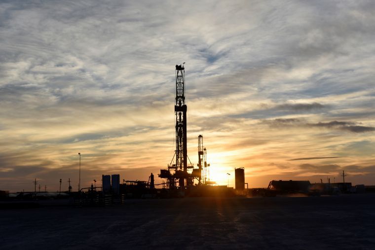 Precios del petróleo se desploman casi 30%; su mayor caída desde la Guerra del Golfo