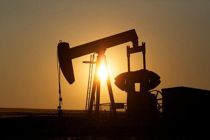Barril mantiene ganancias por cumplimiento de la OPEP+ con recortes de suministros