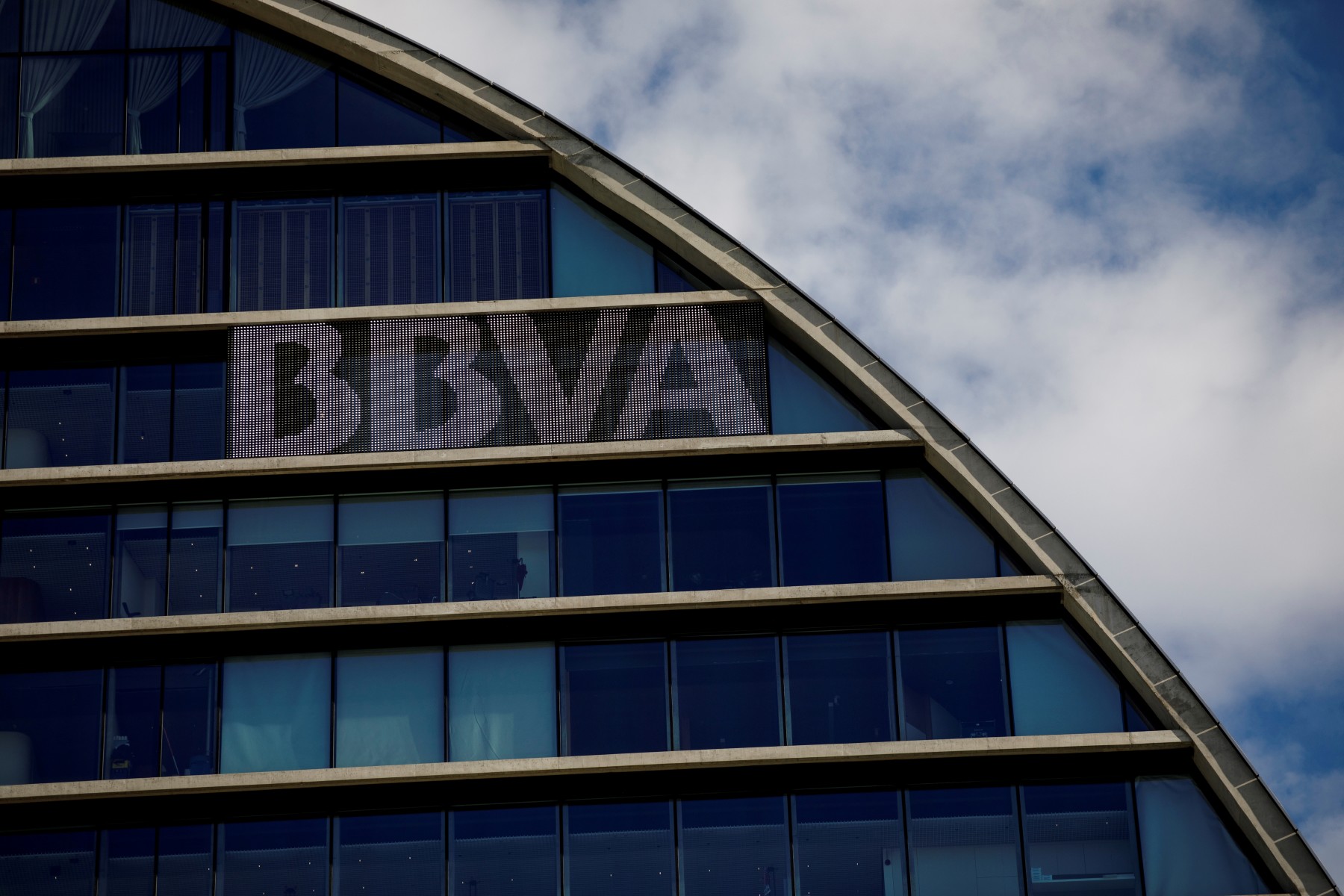 BBVA confirma que está en negociaciones con Sabadell para una posible fusión