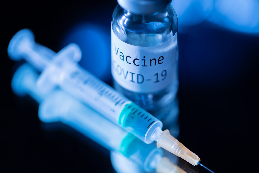EE.UU. espera empezar a vacunar este lunes, luego de que los CDC aprobaran la vacuna de Pfizer y BioNTech