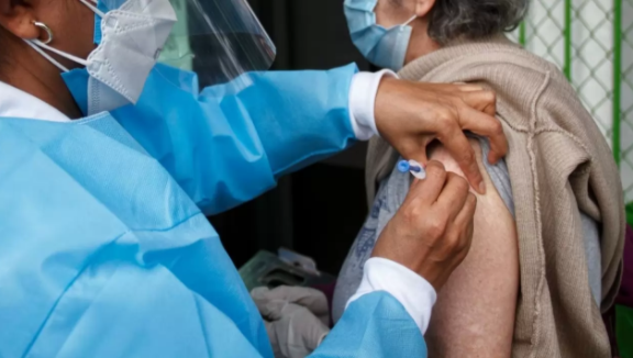 No le tengas miedo a las vacunas contra COVID: el doctor Macías te pide confiar en la Cofepris
