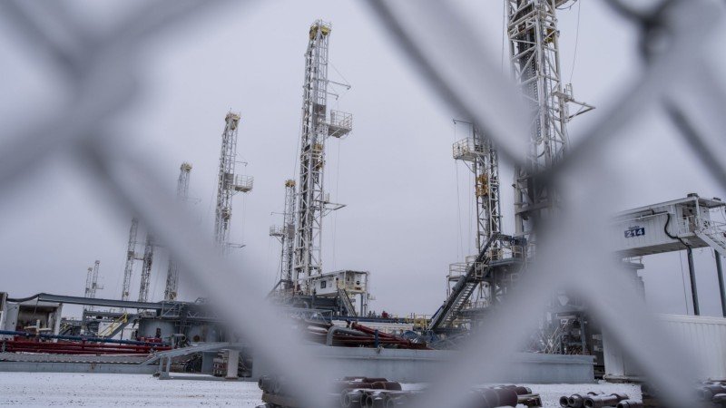 Precios del petróleo suben más de 1% por impactos de heladas en Texas