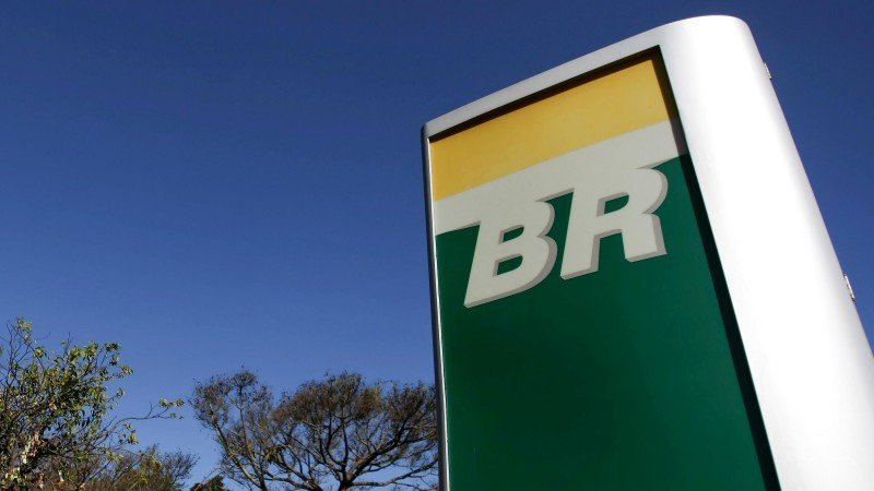 Acciones de Petrobras se desploman 19% por temor a injerencia de Bolsonaro
