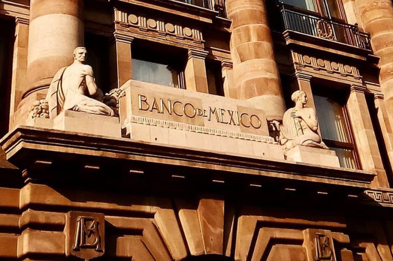 Banxico deja sin cambio tasa de interés en 4% y subraya riesgos al alza en la inflación