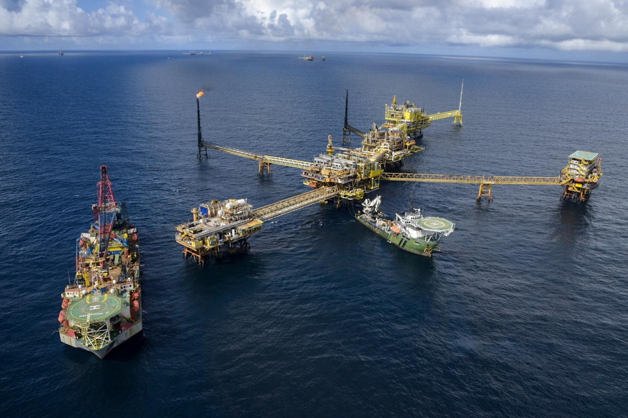 Pemex pierde 25% de su producción petrolera por explosión en plataforma