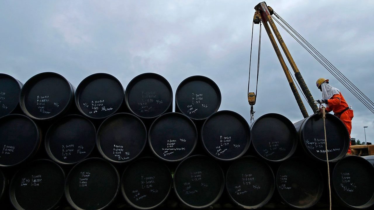 Avance del petróleo acaba en medio de preocupaciones por Covid-19 y retorno de suministro