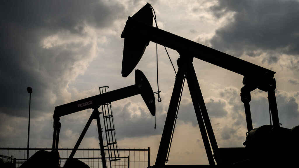 Petróleo sube hasta 93 centavos; encamina su mayor caída semanal desde marzo