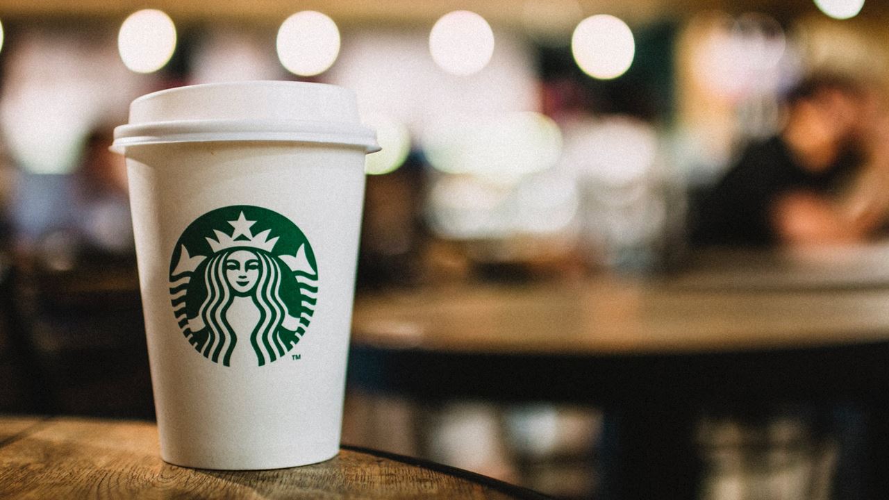 Starbucks otorgará aumentos salariales a sus trabajadores de EUA