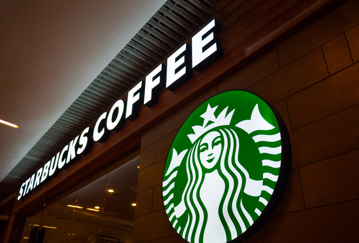 Starbucks abre su primera sucursal de autoservicio