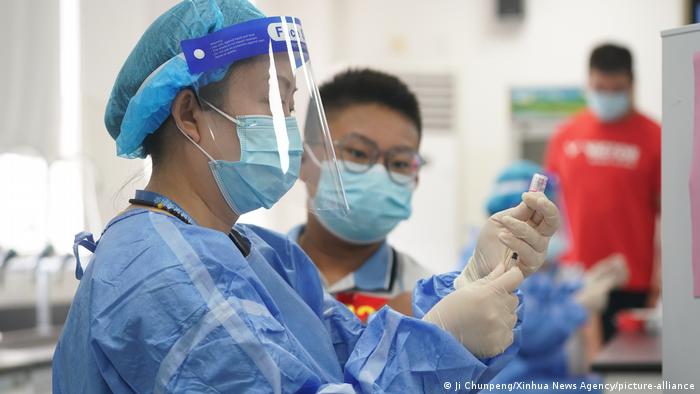 China reporta su primer caso de la variante Ómicron