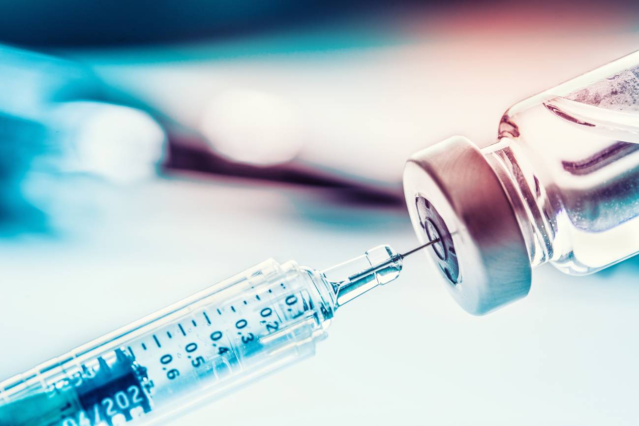 BioNTech y Pfizer aseguran que 3 dosis de su vacuna neutralizan la variante Ómicron