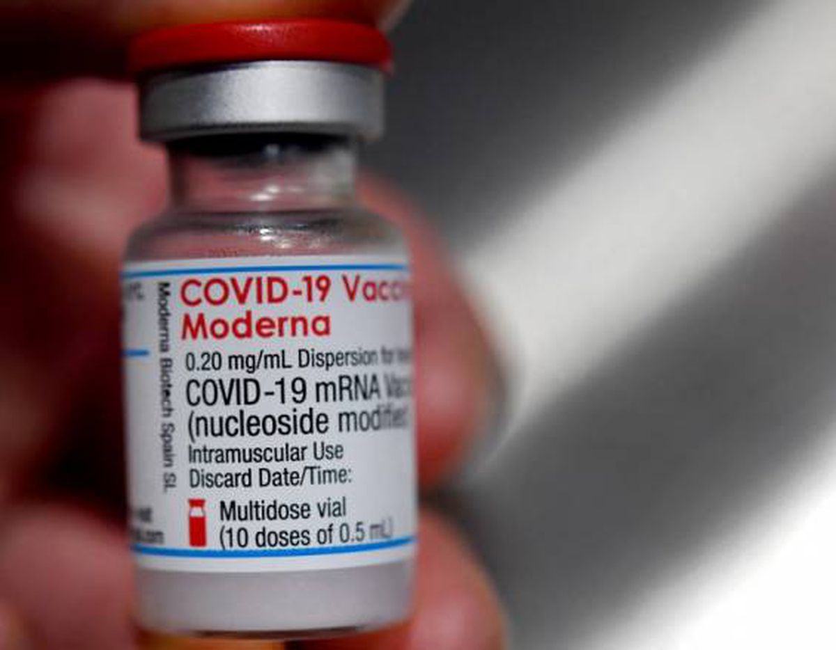 Vacuna de Moderna tiene más probabilidad de causar inflamación del corazón que la de Pfizer: estudio