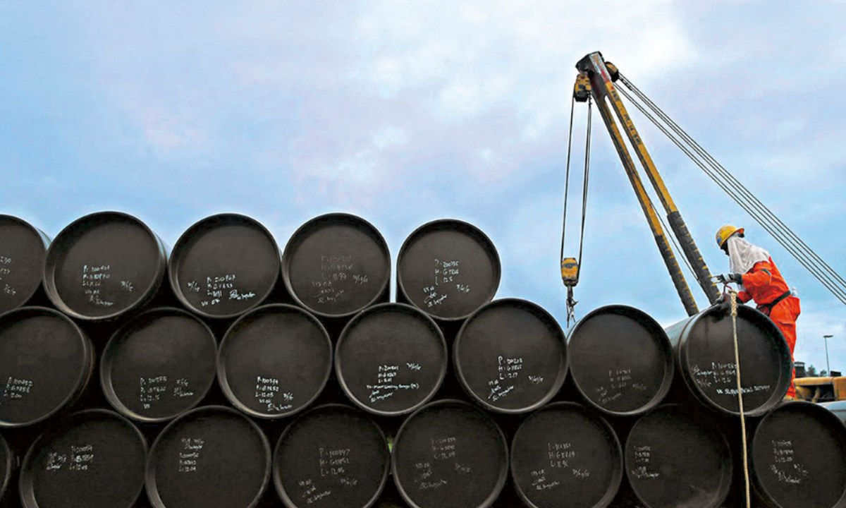 Precios del petróleo caen ante preocupaciones el avance de nueva variante