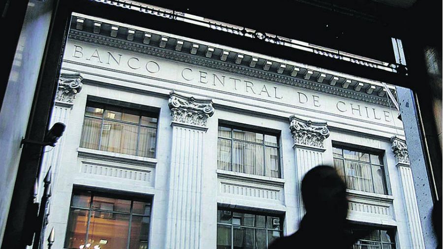 Tasa clave de interés en Chile subirá a 5% en enero: sondeo del Banco Central