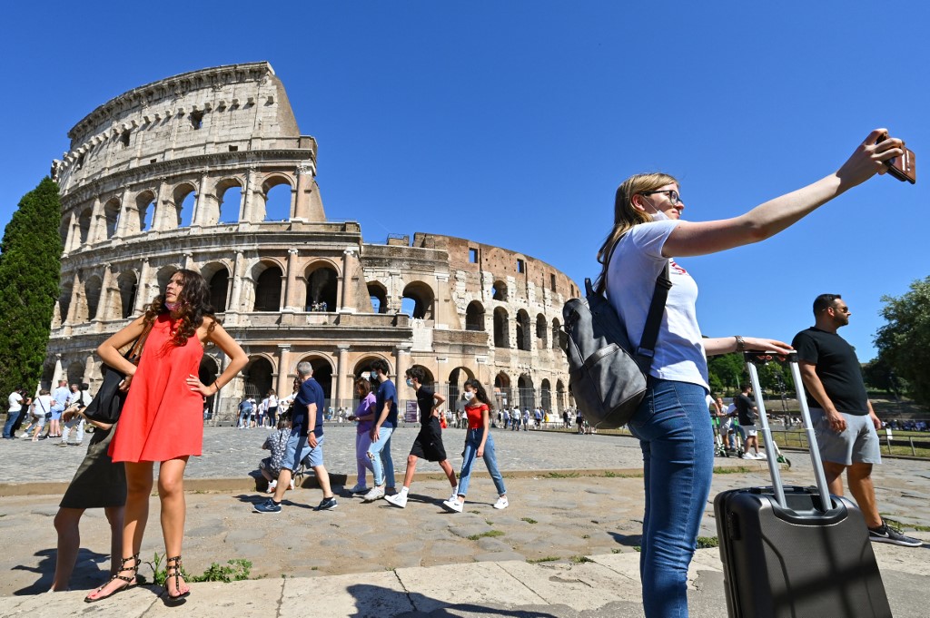 Italia elimina el uso del cubrebocas al aire libre y reabre las discotecas