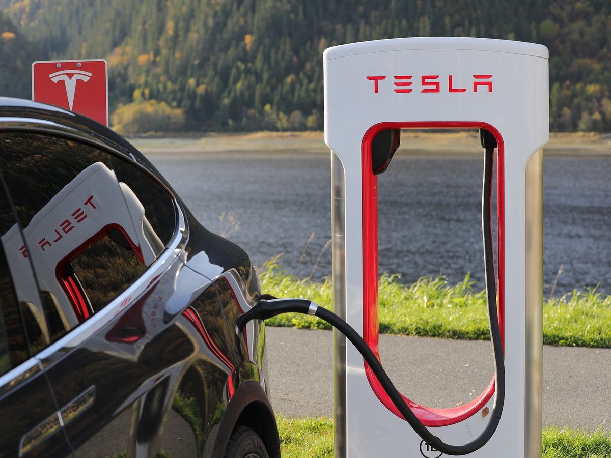 Tesla llama a revisión casi 54,000 vehículos en EU por fallas en función «rolling stop»