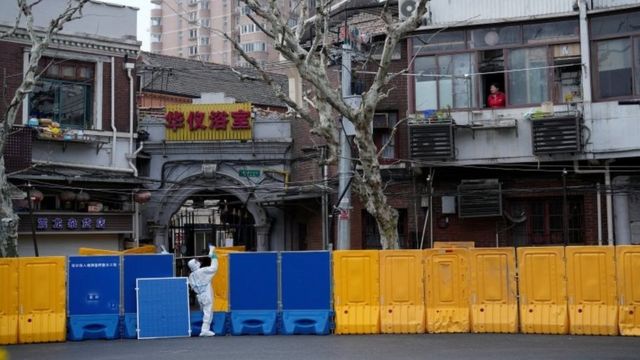 Shanghái confina a la mitad de la ciudad por brote de Covid-19