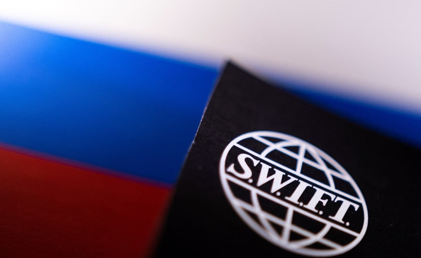 Unión Europea excluye a 7 bancos rusos del sistema de pagos transfronterizos SWIFT