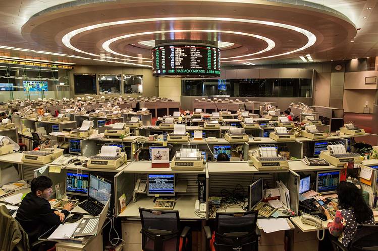 Bolsa de Hong Kong se hunde más de 6%; Shanghái pierde casi 5% por confinamientos