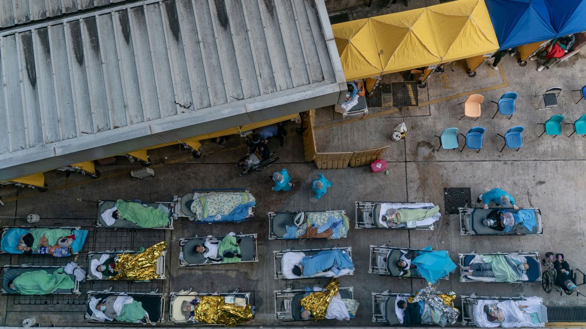 Hong Kong enfrenta morgues desbordadas y falta de ataúdes por ola de Covid-19