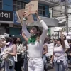 Numerosas mujeres marchan el domingo 24 de abril de 2022 para protestar por los recientes asesinatos de varias mujeres, en Ciudad Nezahualcóyotl, un suburbio de la Ciudad de México, donde dos mujeres fueron asesinadas la semana pasada. (AP Foto/Fernanda Pesce)(Fernanda Pesce / Associated Press)