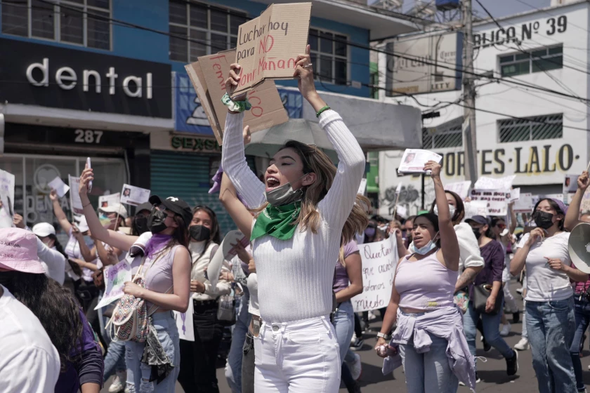 Numerosas mujeres marchan el domingo 24 de abril de 2022 para protestar por los recientes asesinatos de varias mujeres, en Ciudad Nezahualcóyotl, un suburbio de la Ciudad de México, donde dos mujeres fueron asesinadas la semana pasada. (AP Foto/Fernanda Pesce)(Fernanda Pesce / Associated Press)