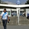 “No nos podemos quedar sin cobrar, de aquí sale el sustento de las familias”: trabajador de Volkswagen