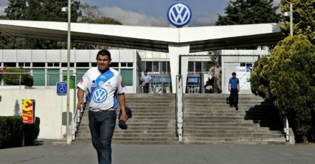 “No nos podemos quedar sin cobrar, de aquí sale el sustento de las familias”: trabajador de Volkswagen Puebla