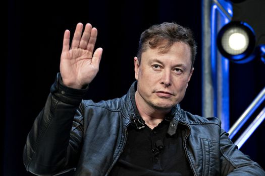 Elon Musk vende acciones de Tesla por 6,900 millones de dólares
