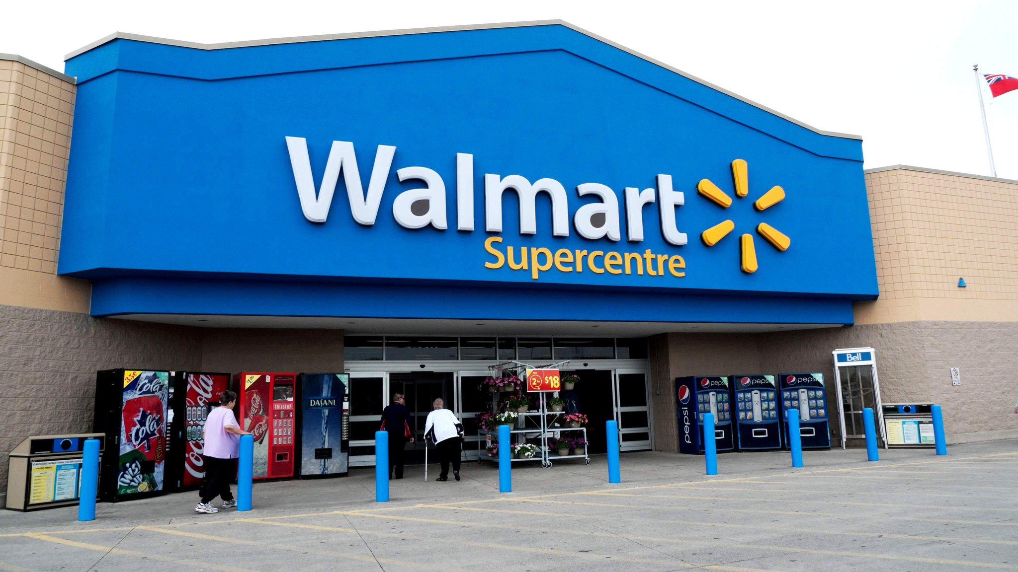 Walmart ve una menor caída de los beneficios este año porque descuentos estimulan la demanda