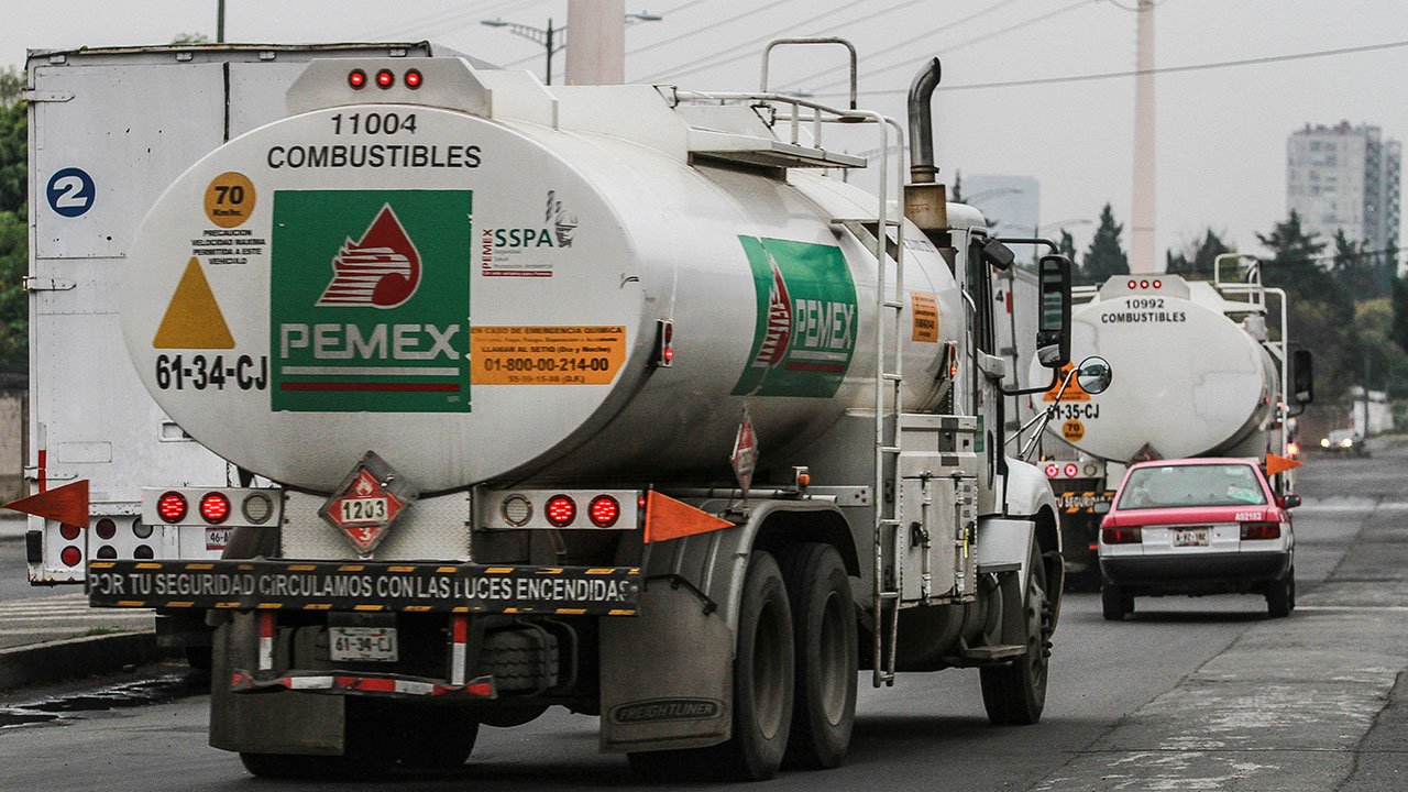 Pemex avanza en plan de transporte terrestre de combustibles ante mayor demanda