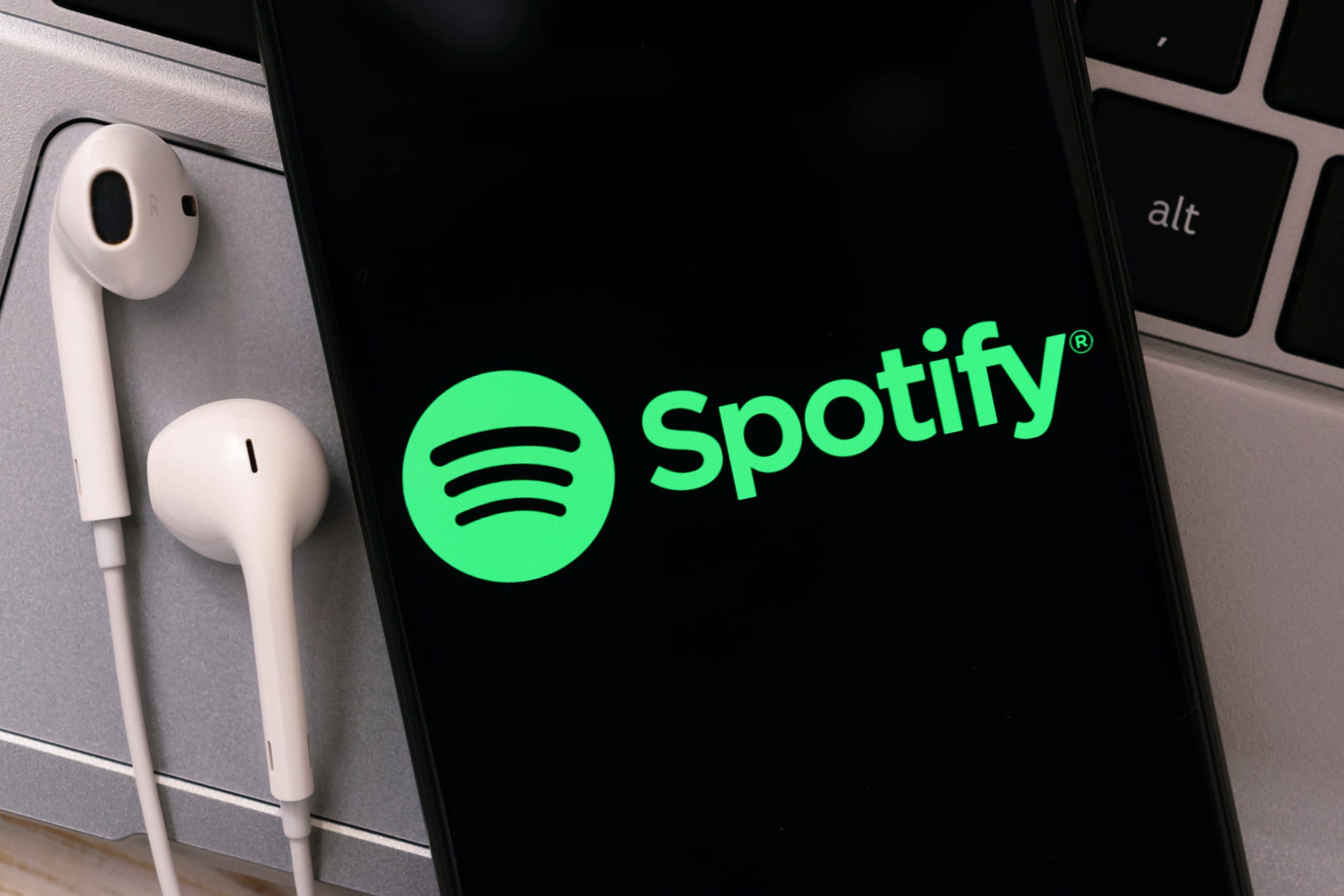 La generación Z en Spotify: podcast y música retro alivian su estrés